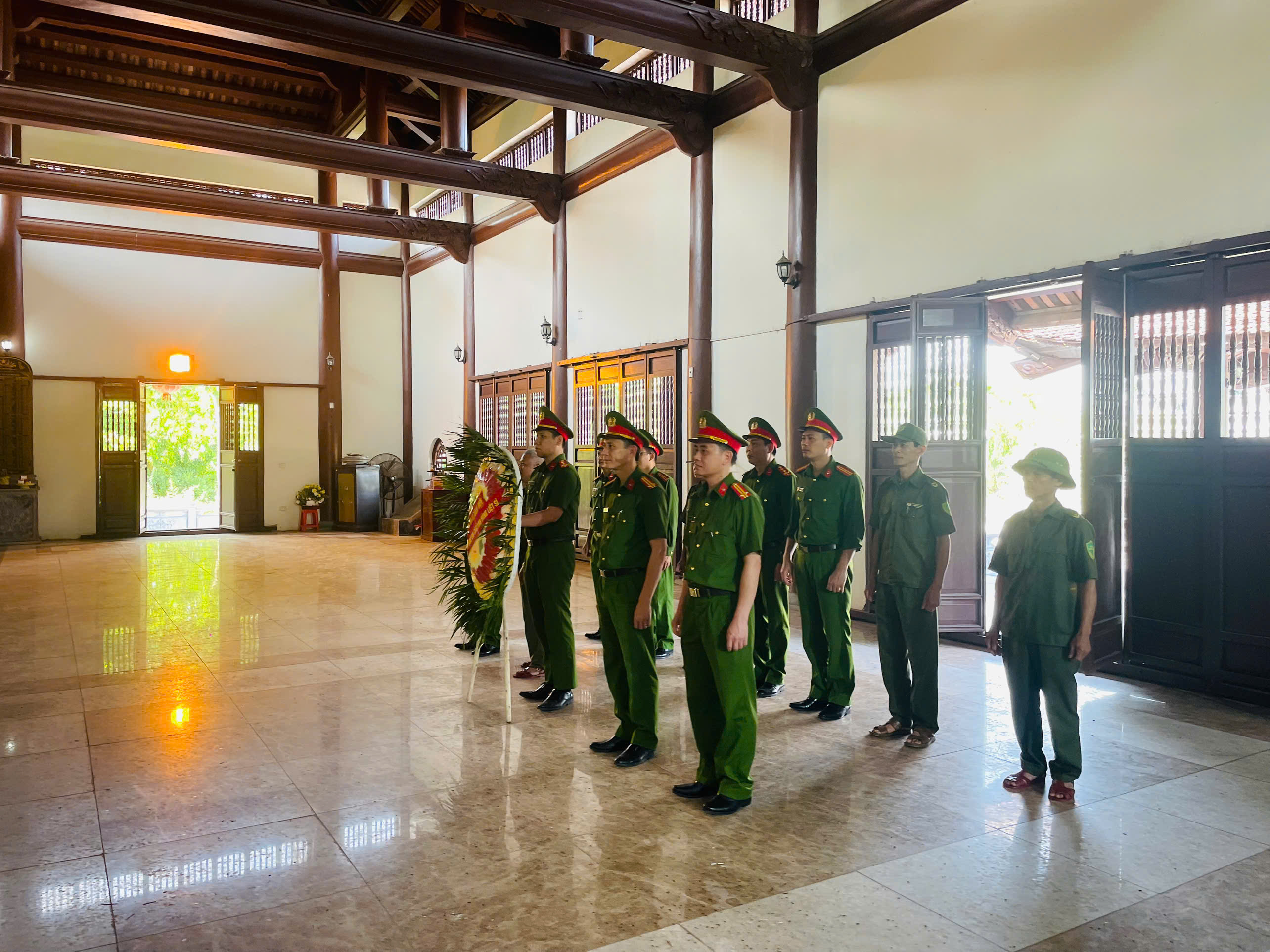 Công an xã Thanh Miện tổ chức dâng hương các anh hùng liệt sĩ